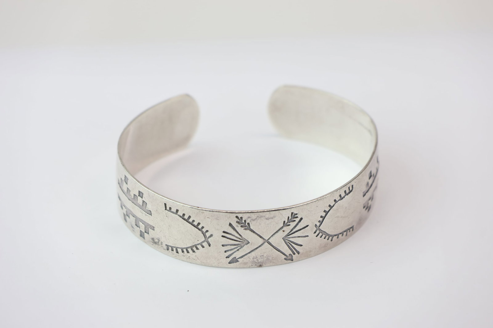 Vintage Navajo Sterling Silver Cuff Bracelet: Vintage Navajo Sterling Silver Cuff Bracelet Vintage Navajo Sterling Silver Cuff Bracelet. Used condition, approximately 0.5 t.o. 2 3/8" x 2" x 5/8" wide