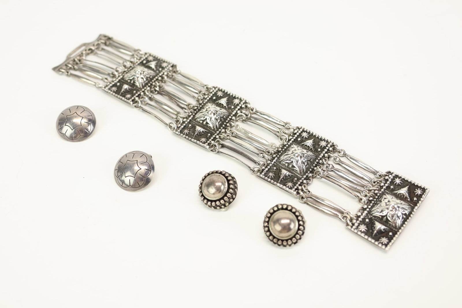 Vintage Mexican Silver Aztec Pyramid Design Bracelet (1 of 11)