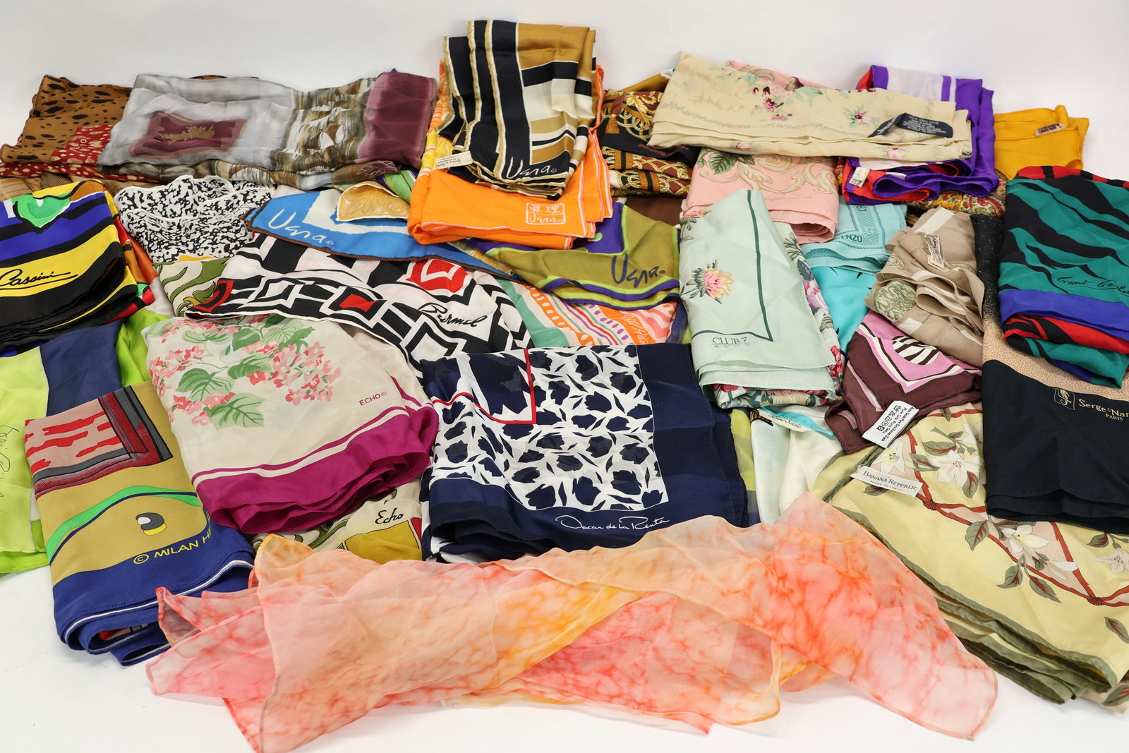 Large Group of Assorted Ladies Silk Scarves: Large Group of Assorted Ladies Silk Scarves Large Group of Assorted Ladies Silk Scarves. Including such names as Oscar de LaRenta, Kenzo, Oleg Cassini, Reine Seide, Gore Peint Mary Solko Paris, Vera.