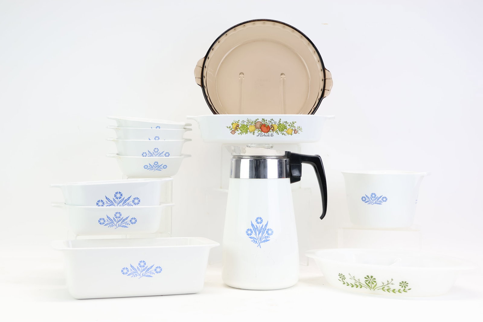 Group of Assorted Kitchenware: Group of Assorted Kitchenware Group of Assorted Kitchenware, including, Corningware casseroles, sauce maker, a coffee pot, and a Pyrex bowl and pie plate. Approx. 14 pieces. Used condition, wear,