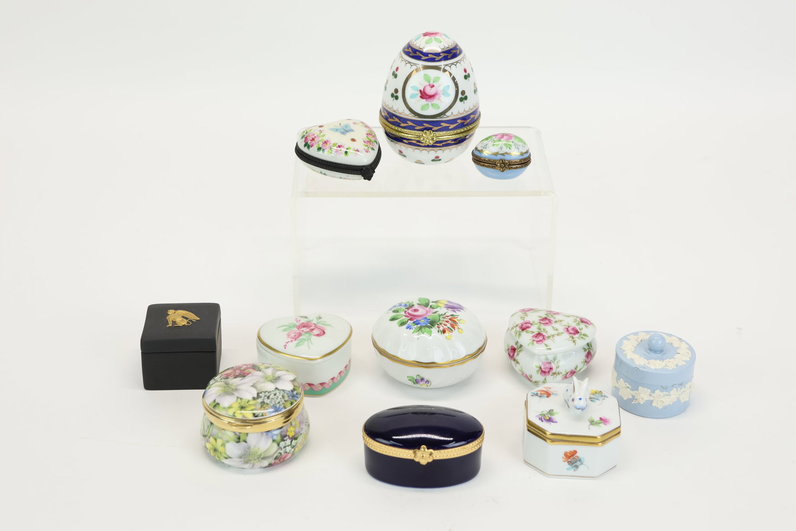 Group of Assorted Porcelain Pill and Snuff Boxes (1 of 18)