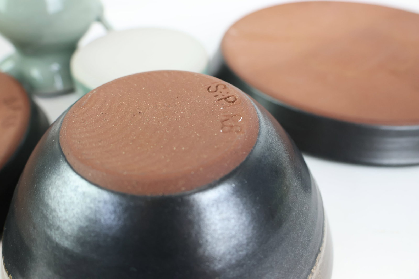 Seven Simon Pearce Glazed Pottery Table Articles - 11