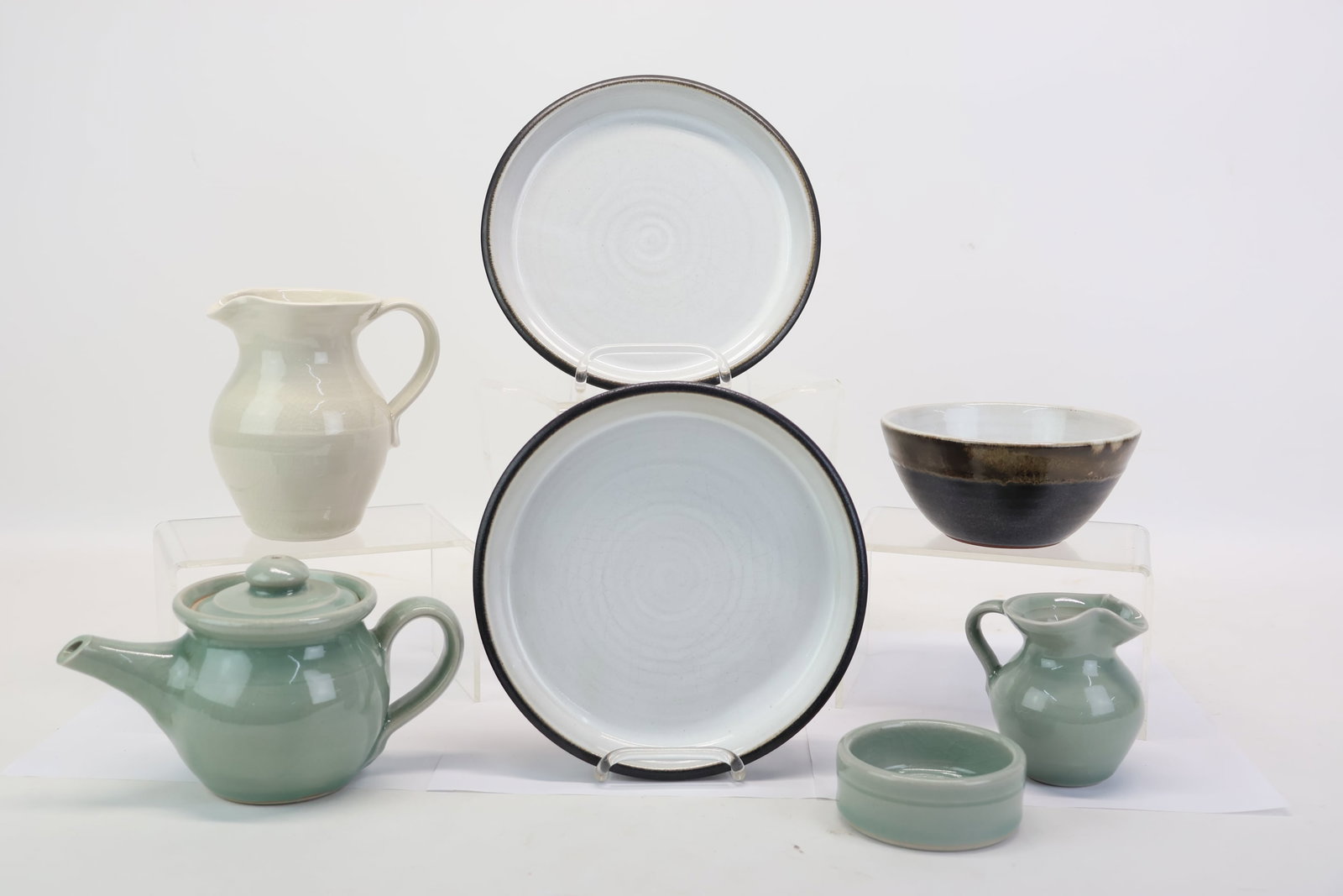 Seven Simon Pearce Glazed Pottery Table Articles: Seven Simon Pearce Glazed Pottery Table Articles Seven Simon Pearce Glazed Pottery Table Articles. Comprising, two plates, a bowl, a dish, two creamers, and a teapot. Used condition, wear, worn.