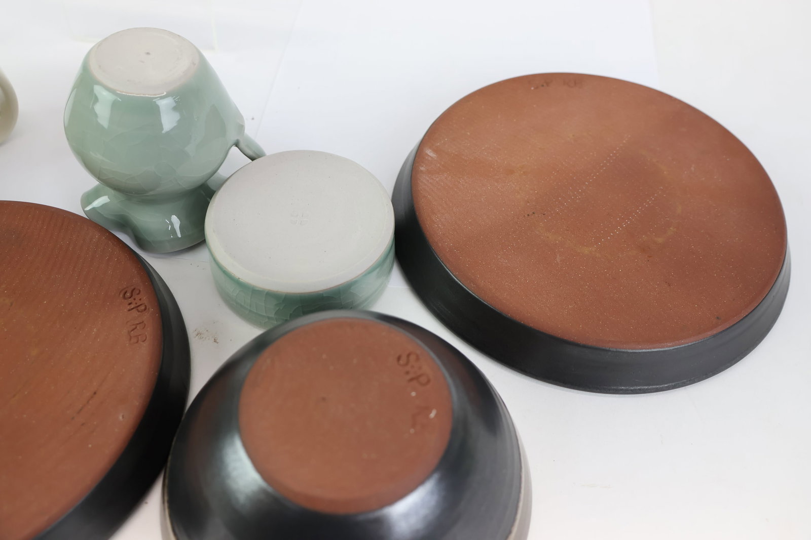 Seven Simon Pearce Glazed Pottery Table Articles - 8