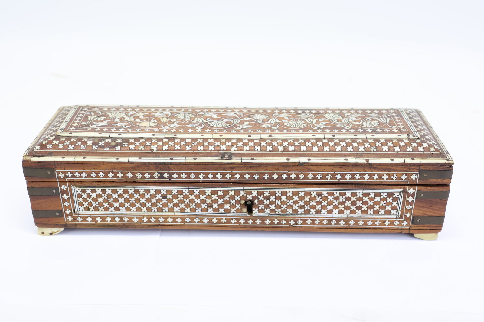 Vintage Bone Inlaid Middle Eastern Paint Brush Box: Vintage Bone Inlaid Middle Eastern Paint Brush Box Vintage Bone Inlaid Middle Eastern Paint Brush Box. Used condition, wear, worn, 2 1/2" tall x 10 1/2" x 3 1/4"
