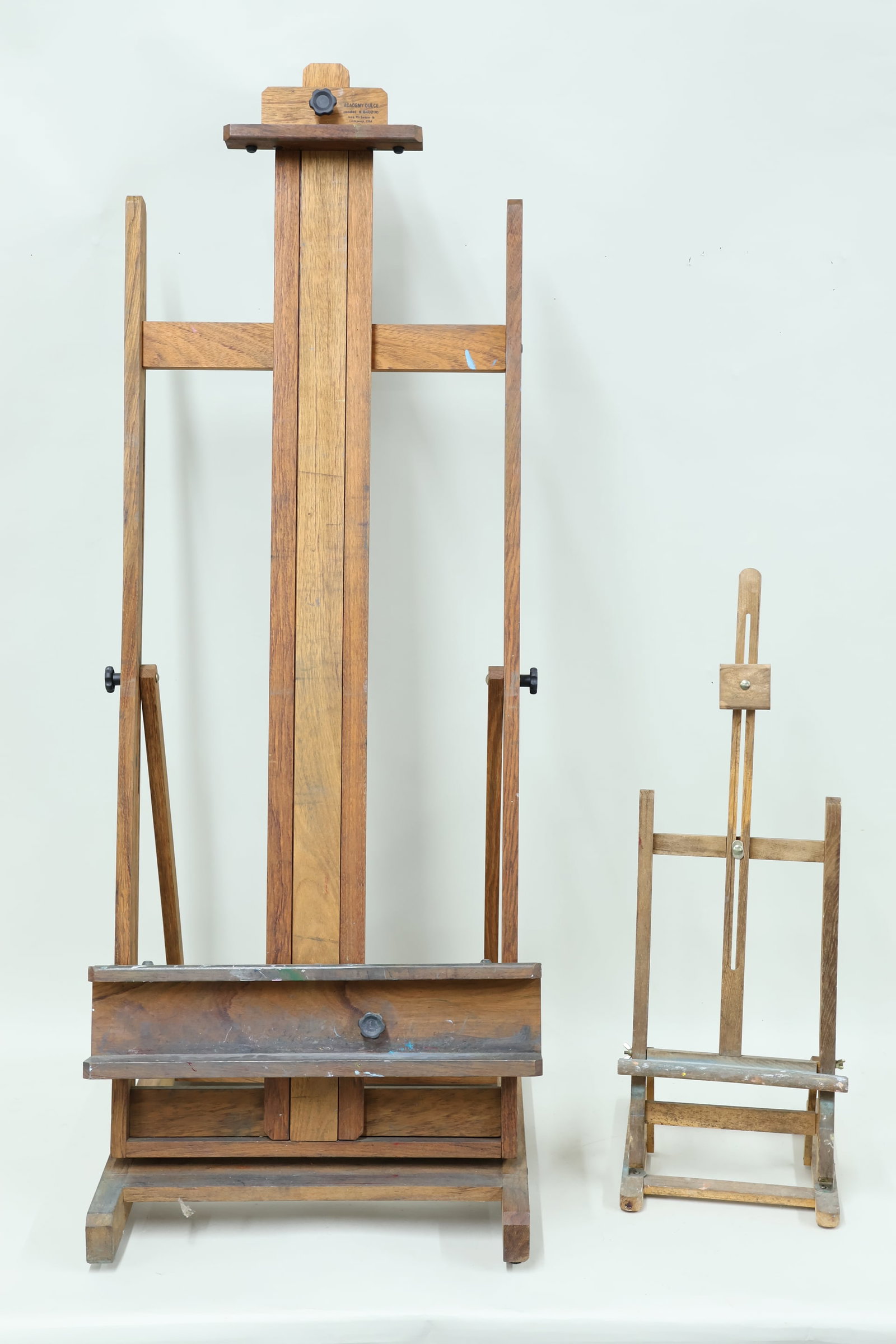 Academy Dulce Model 840200 Painting Easel: Academy Dulce Model 840200 Painting Easel Academy Dulce Model 840200 Painting Easel 56" tall x 21" wide. Together with a smaller table top painting easel. Used condition, wear, surface paint.