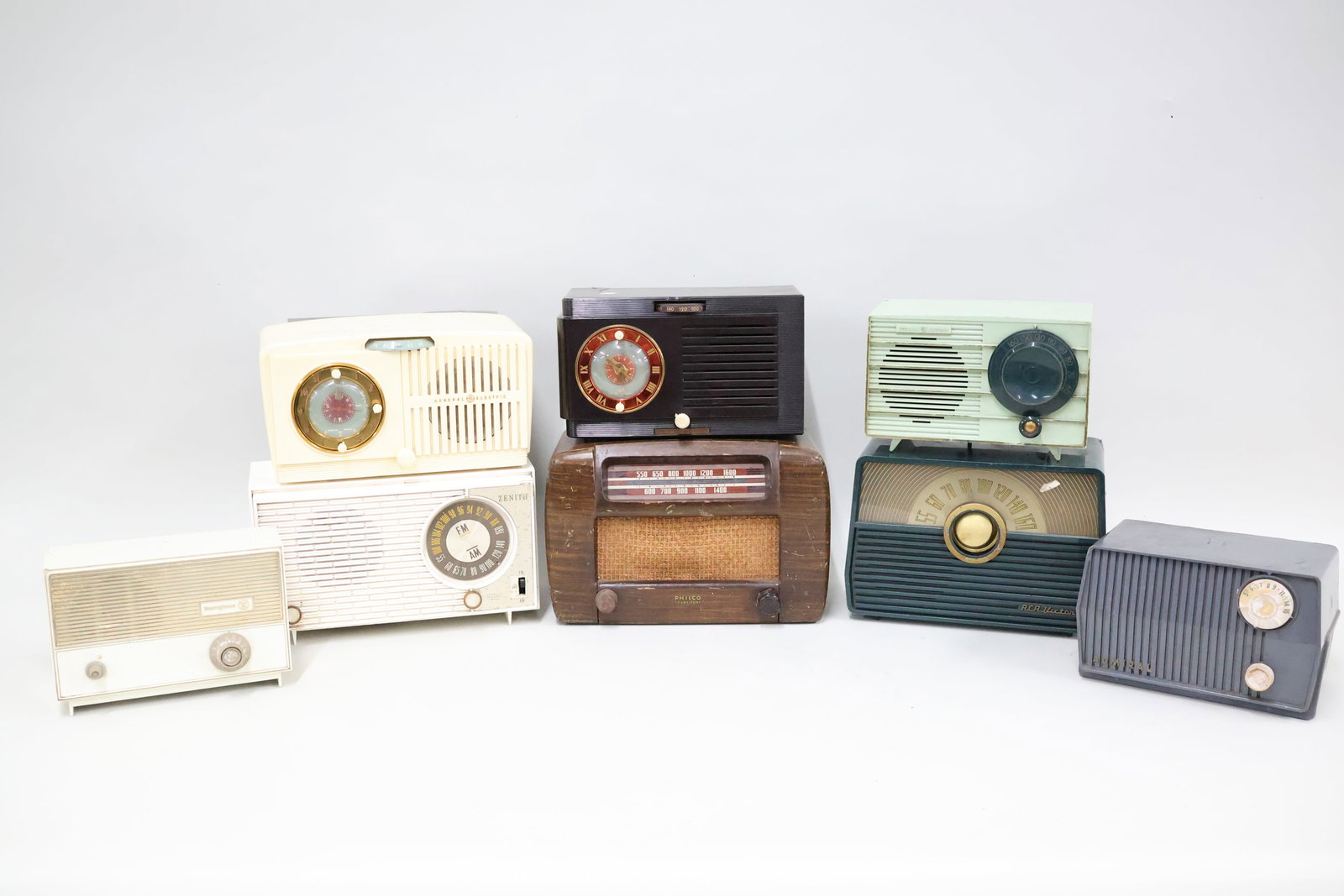 Large Group Of Eight Vintage Tabletop Tube Radios (1 of 20)