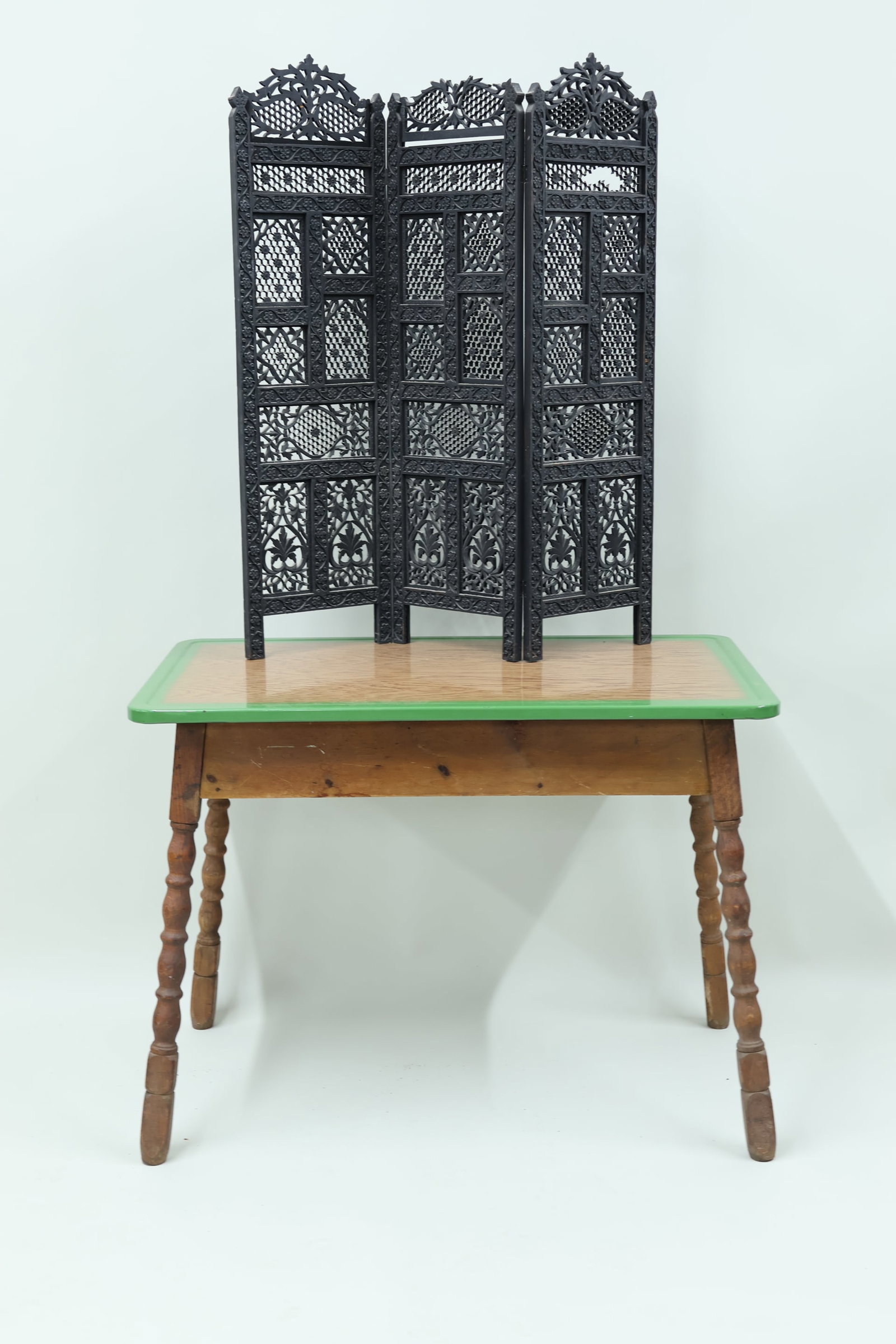 Vintage Enamel Top Dinette Table: Vintage Enamel Top Dinette Table Vintage Enamel Top Dinette Table. Having faux wood with green border top. Together with Moroccan style panel screen. Used condition, wear, worn, losses. Table measure 