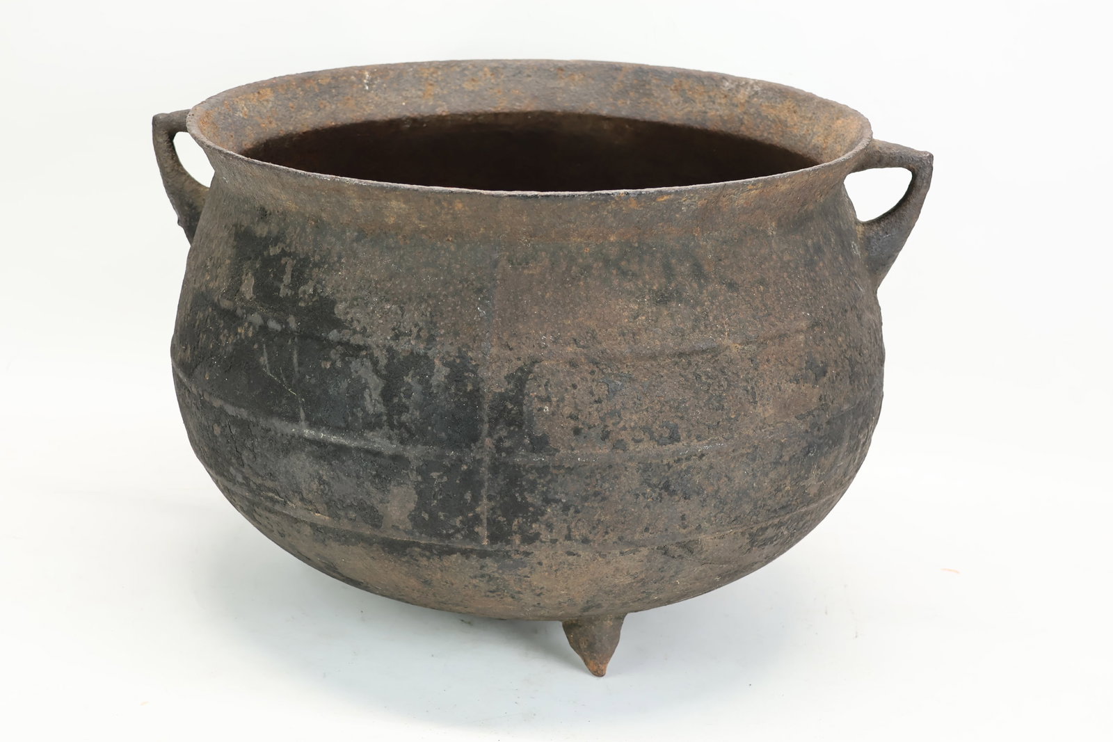 Antique Cast Iron 10 Gallon Cauldron (1 of 5)