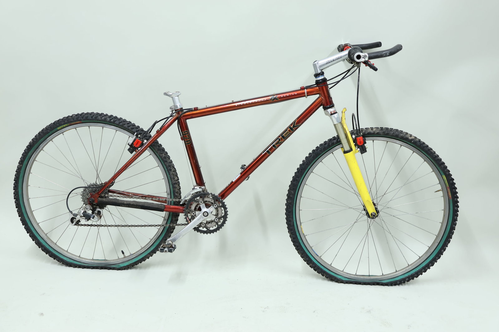 Vintage Trek Singletrack ZX Series Mountain Bike: Vintage Trek Singletrack ZX Series Mountain Bike Vintage Trek Singletrack ZX Series Mountain Bike. Having Tomac brakes, Swami rims. Used condition, wear, worn and loses.