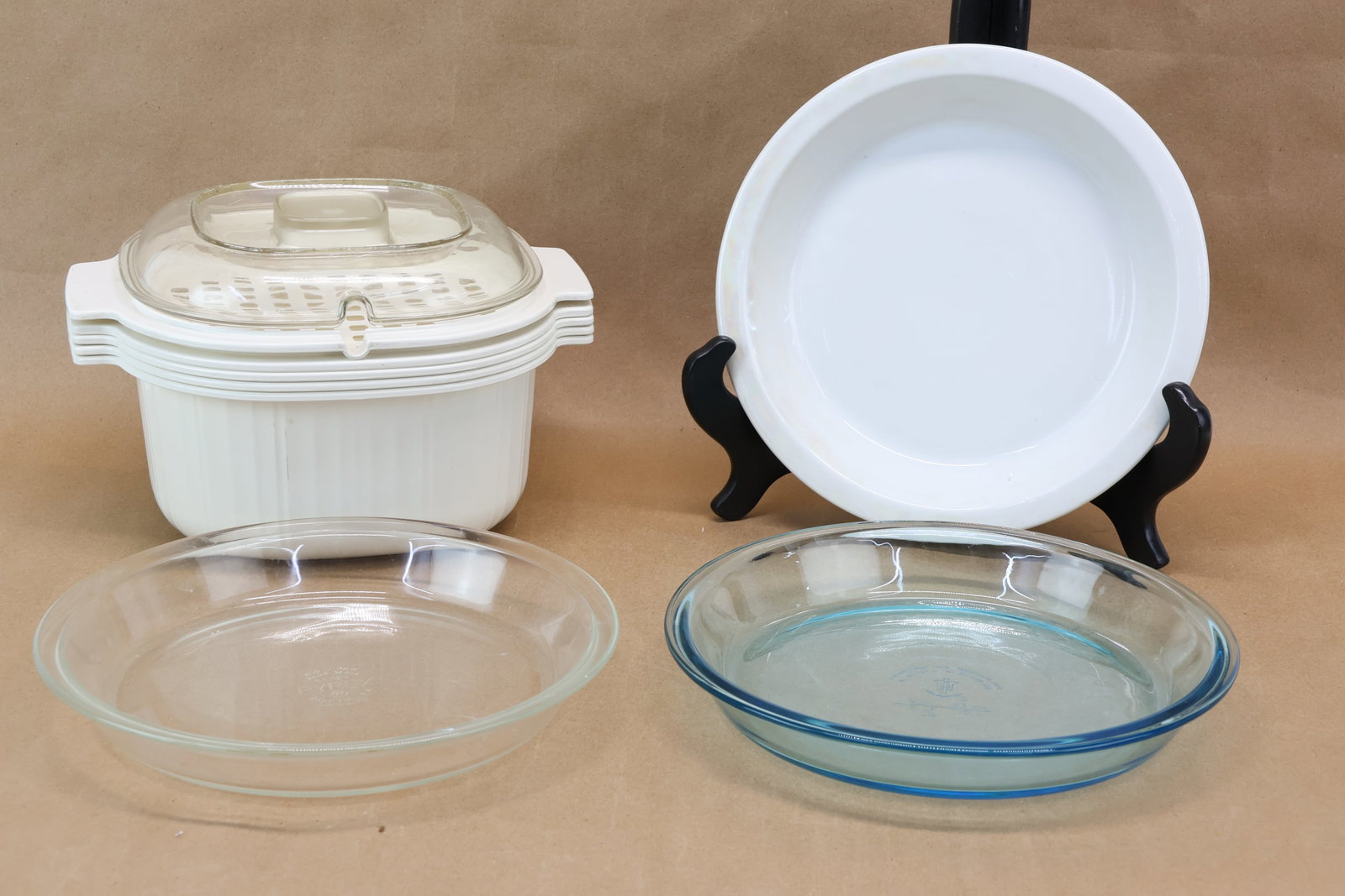 Group of Three Assorted 10" Pie Baking Plates (1 of 8)
