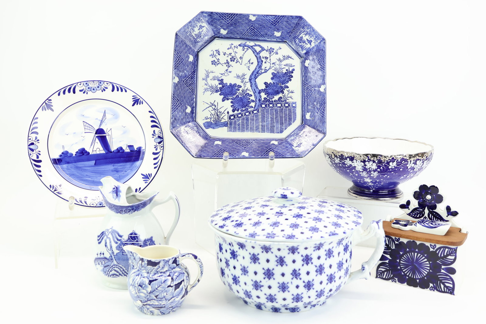Group of Blue and White Porcelain Table Articles (1 of 20)