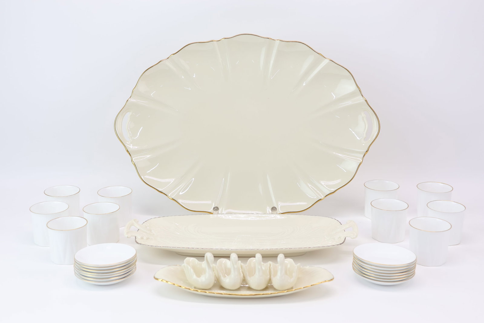 Group of Assorted Porcelain Table Articles (1 of 10)