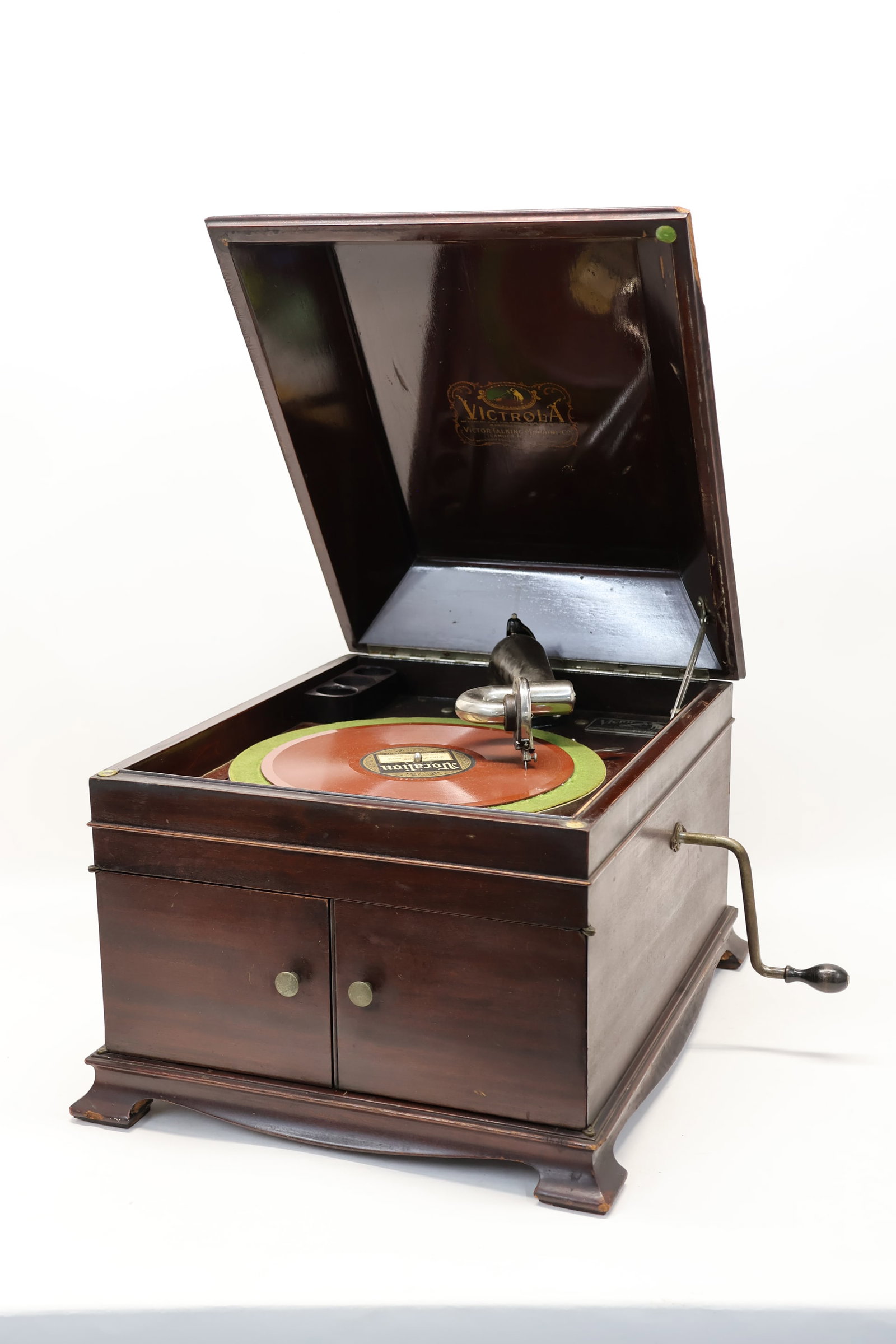 Vintage Victor Victrola Talking Machine: Vintage Victor Victrola Talking Machine Vintage Victor Victrola Talking Machine. In mahogany case, serial # 399100. Used condition, wear, worn, losses, not in working condition, piece missing to