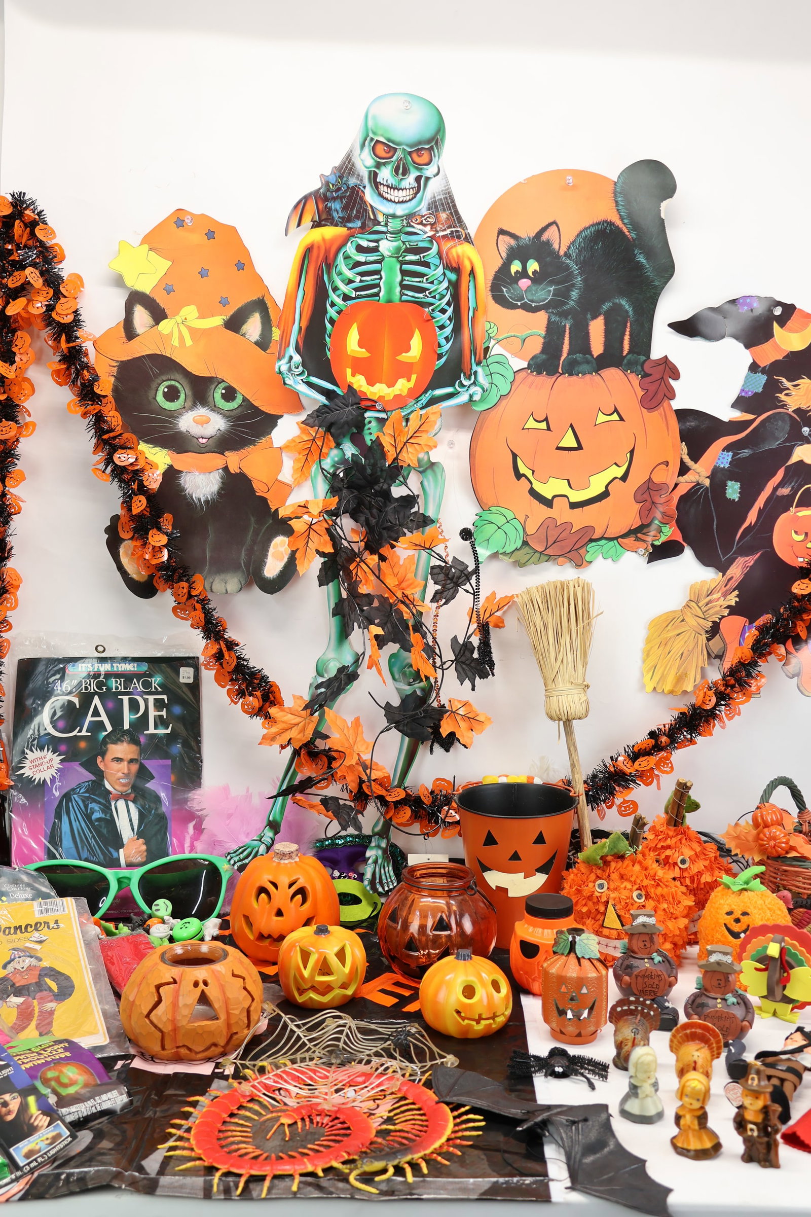 Group of Assorted Halloween Decorations: Group of Assorted Halloween Decorations Group of Assorted Halloween Decorations; Used condition.