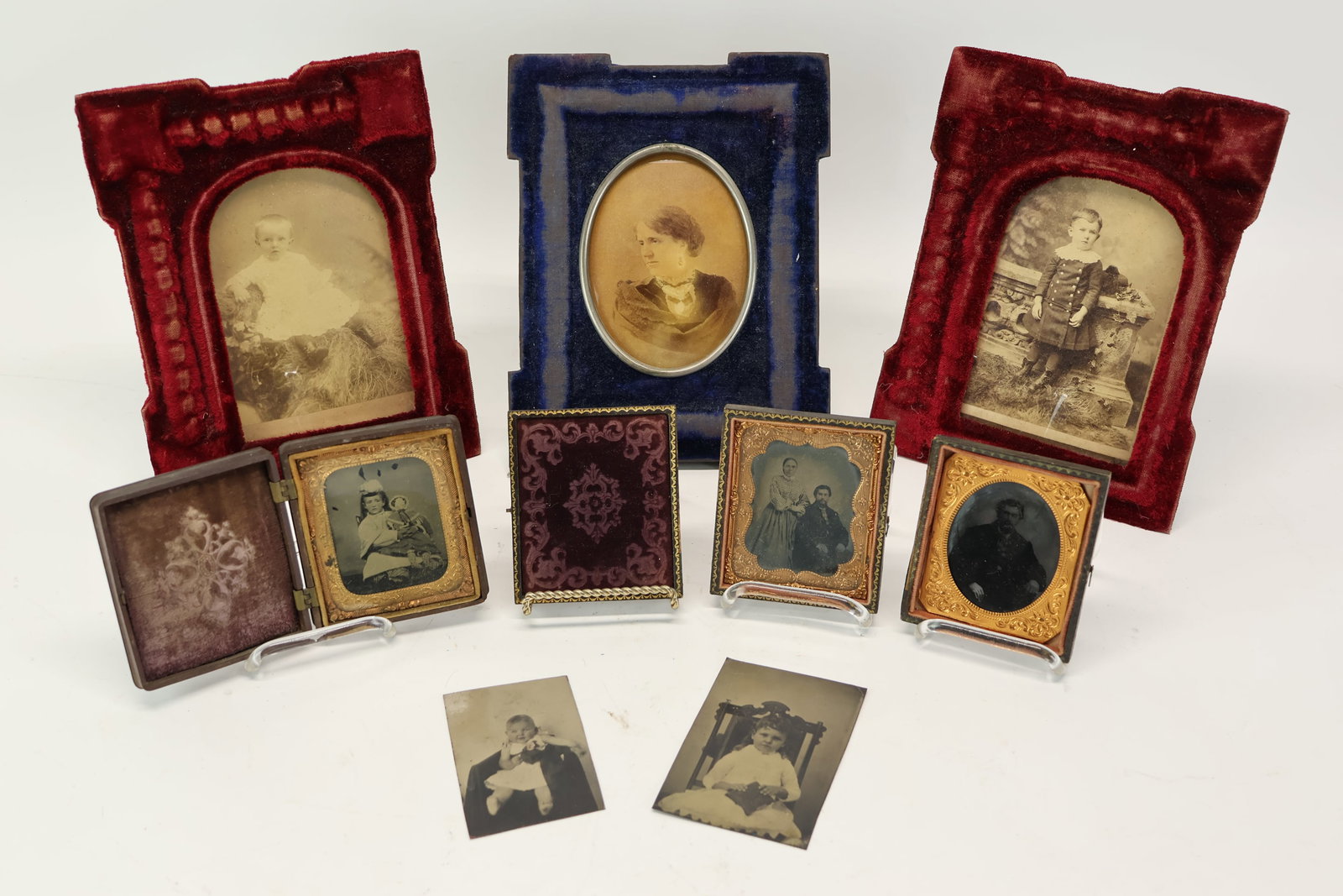 Three Antique Daguerreotype Photographs and Cases: Three Antique Daguerreotype Photographs and Cases Three Antique Daguerreotype Photographs and Cases. Together with two tin type photographs and three velvet frames photographs. Used condition, wear,