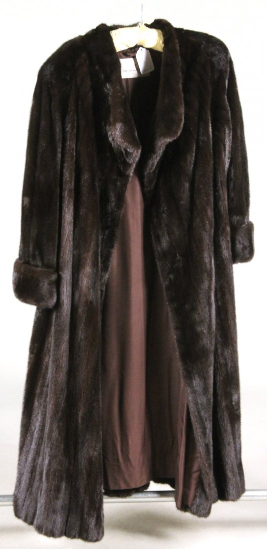 Oscar de la Renta Mink Coat: Label inside inside lining from Gaylon Furs, Aromore, PA. 22" across shoulders