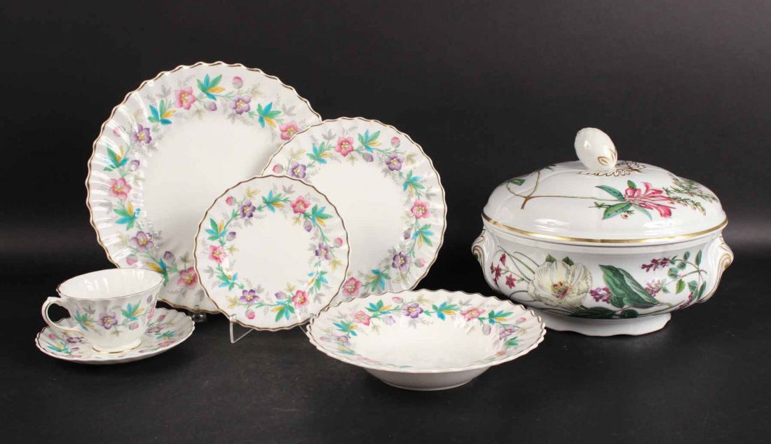 Royal Doulton Chatsworth Pattern Dinner Service (1 of 7)