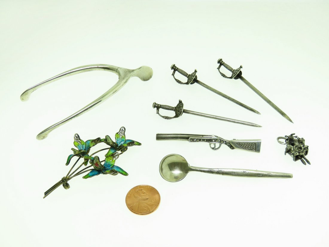 LOT (8) VINTAGE STERLING SILVER JEWELRY & ACCESSORIES: LOT (8) VINTAGE STERLING SILVER JEWELRY & ACCESSORIES. PINS / BROOCHES, PENDANT, SWORDS; SPRING LOADED / MOVABLE WISH BONE SUGAR HOLDER; 47.9 GRAMS