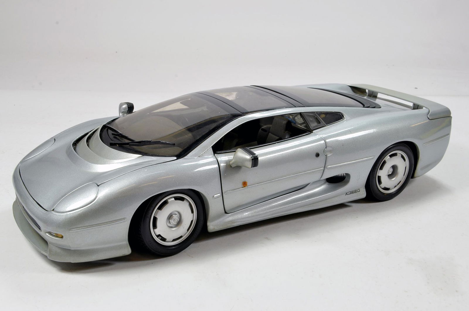 jaguar xj220 diecast model