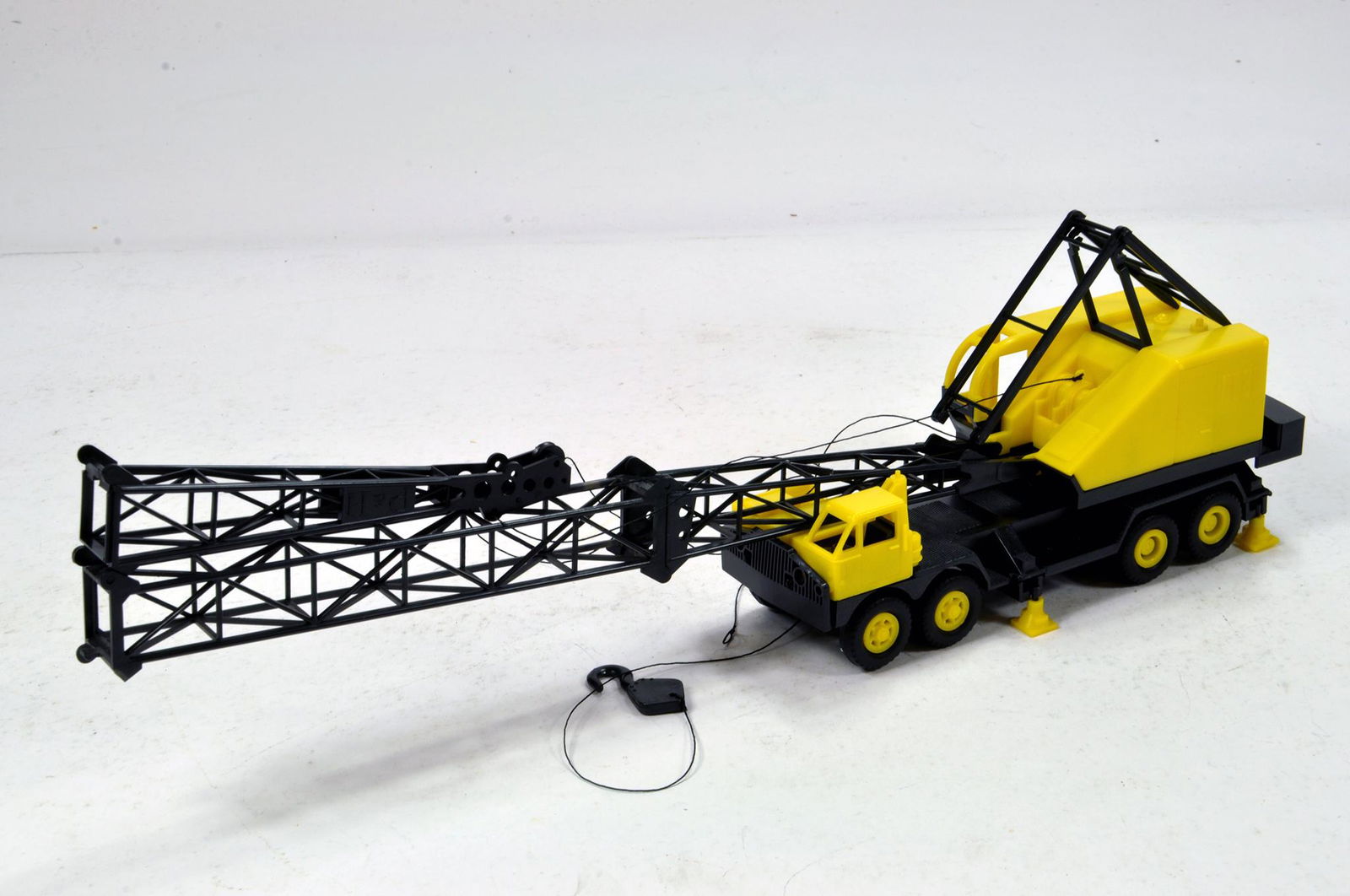 A Plastic Issue Lionel Mobile Crane (P&H). Approx 1/35: A Plastic Issue Lionel Mobile Crane (P&H). Approx 1/35 Scale.