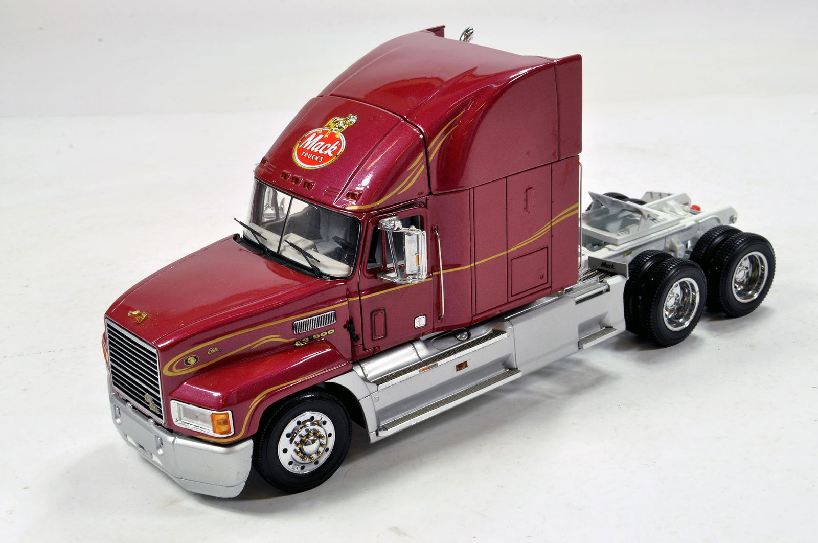 Franklin Mint 1/24 Mack E9-500 Truck. Impressive highly: Franklin Mint 1/24 Mack E9-500 Truck. Impressive highly detailed piece that displays well. Some missing parts but spares available. No Box.