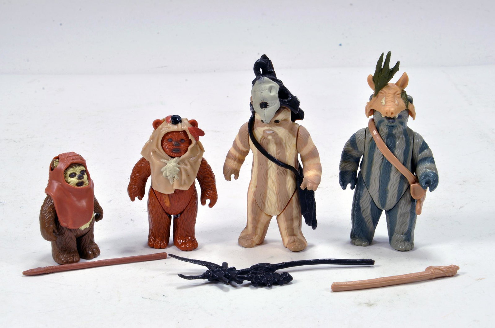 Kenner Early Issue Star Wars Figure issues comprising: Kenner Early Issue Star Wars Figure issues comprising Wicket W. Warrick, Teebo, Logray and one other with weapons. Generally VG (4)