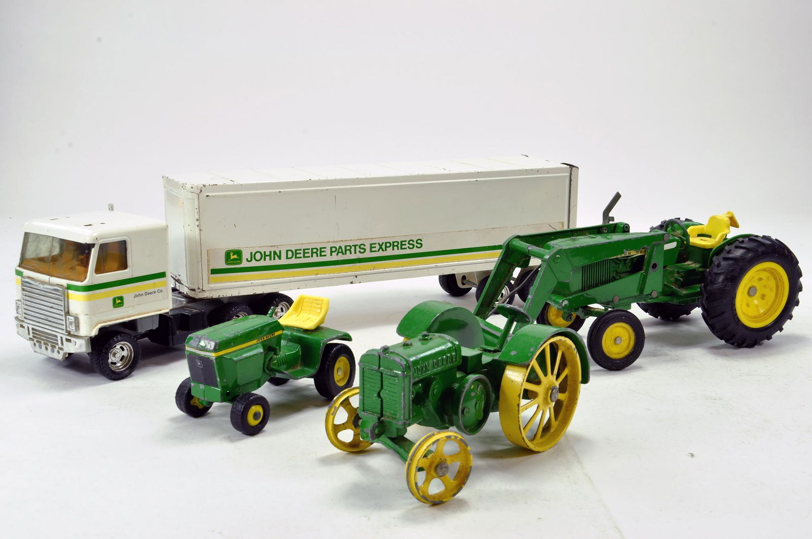 Assorted mainly Ertl 1/16 John Deere Tractor Items.: Assorted mainly Ertl 1/16 John Deere Tractor Items. Generally F to G.