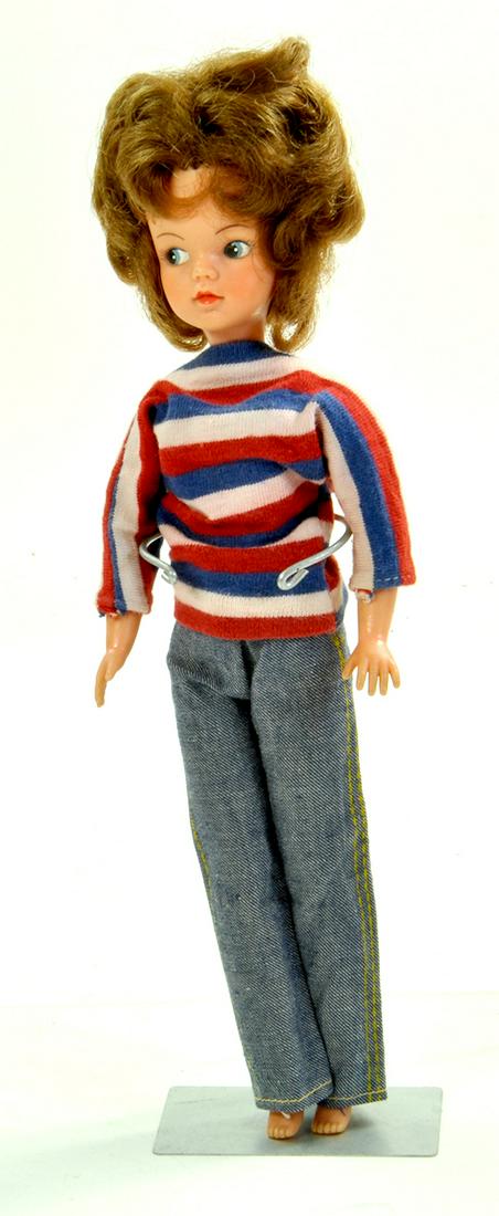 Vintage 1965 beautiful Pedigree auburn Centrepart: Vintage 1965 beautiful Pedigree auburn Centrepart haired Sindy doll. Made in Hong Kong.In original Weekender outfit. Missing shoes. Very Good. Enhanced Condition Reports: We are more than happy to pro