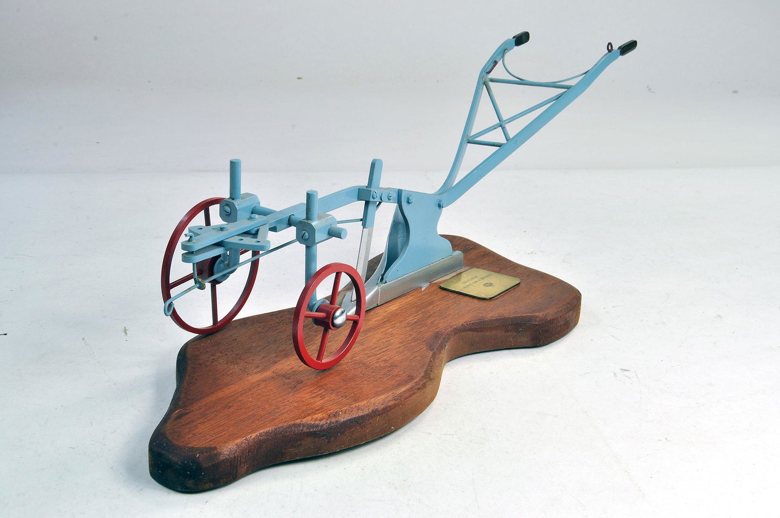 Marbil Models extremely scarce Ransomes Horse Drawn: Marbil Models extremely scarce Ransomes Horse Drawn Plough, large scale, mounted on plinth. Very Good to Excellent. Condition Reports: Please contact us for additional pictures and/or enhanced conditi