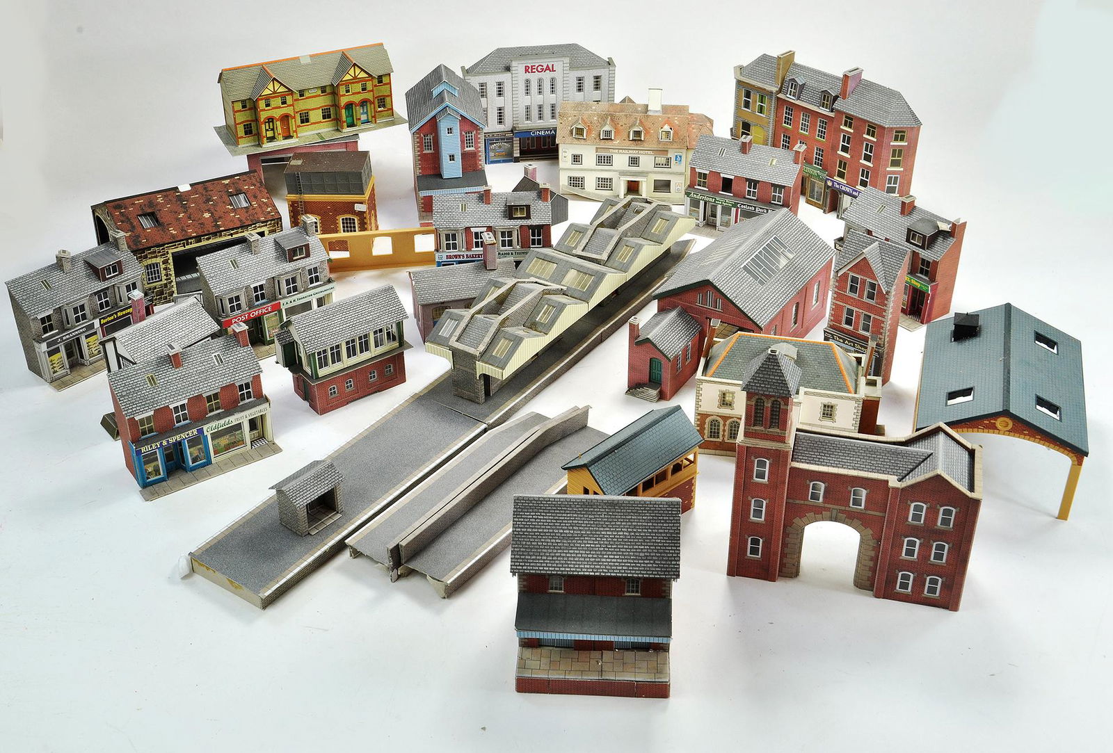 A quantity of Model Railway items comprising assembled (1 of 1)