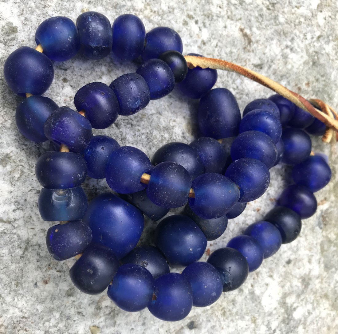 ANCIENT ROMAN BLUE GLASS NECKLACE (1 of 5)