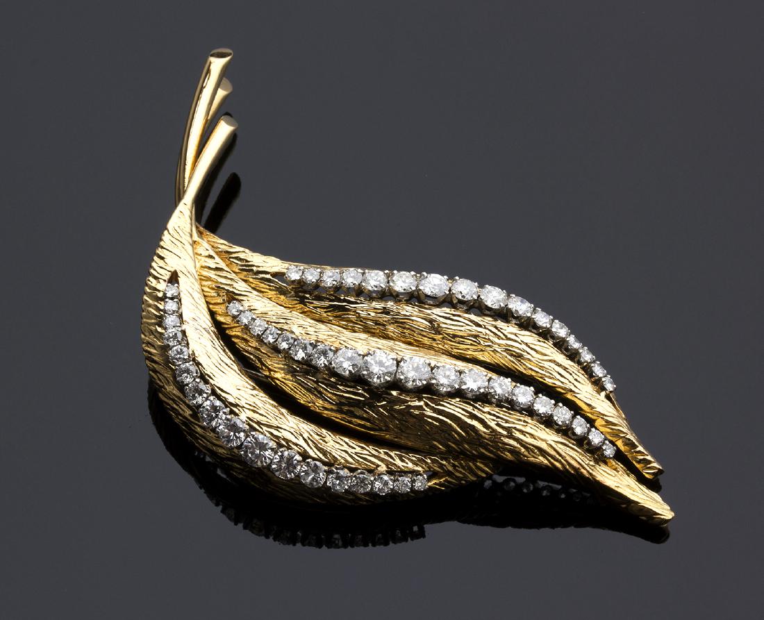 VAN CLEEF & ARPELS - GOLD DIAMOND â€œLEAFâ€ BROOCH: VAN CLEEF & ARPELS - GOLD DIAMOND â€œLEAFâ€ BROOCH; exceptional, vintage, classicâ€œLeafsâ€ brooch, set with brilliant cut diamonds 3.80 ct approx, E-F color, VVS-VS clarity. Diamonds ar