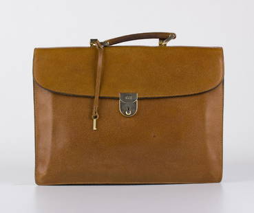 VINTAGE GUCCI 24 HOUR BAG: Vintage Gucci caramel 24 hour leather bag, three leather interior compartments .Key for the lock. Measure: 36 x 28 cm