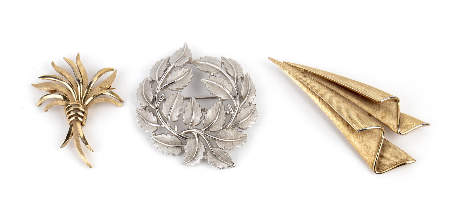 TRIFARI A LOT OF 3 BROOCHES 50s/60s: TRIFARI A LOT OF 3 BROOCHES 50s/60s A lot of 3 silver and gilded metal brooches General Conditions grading B