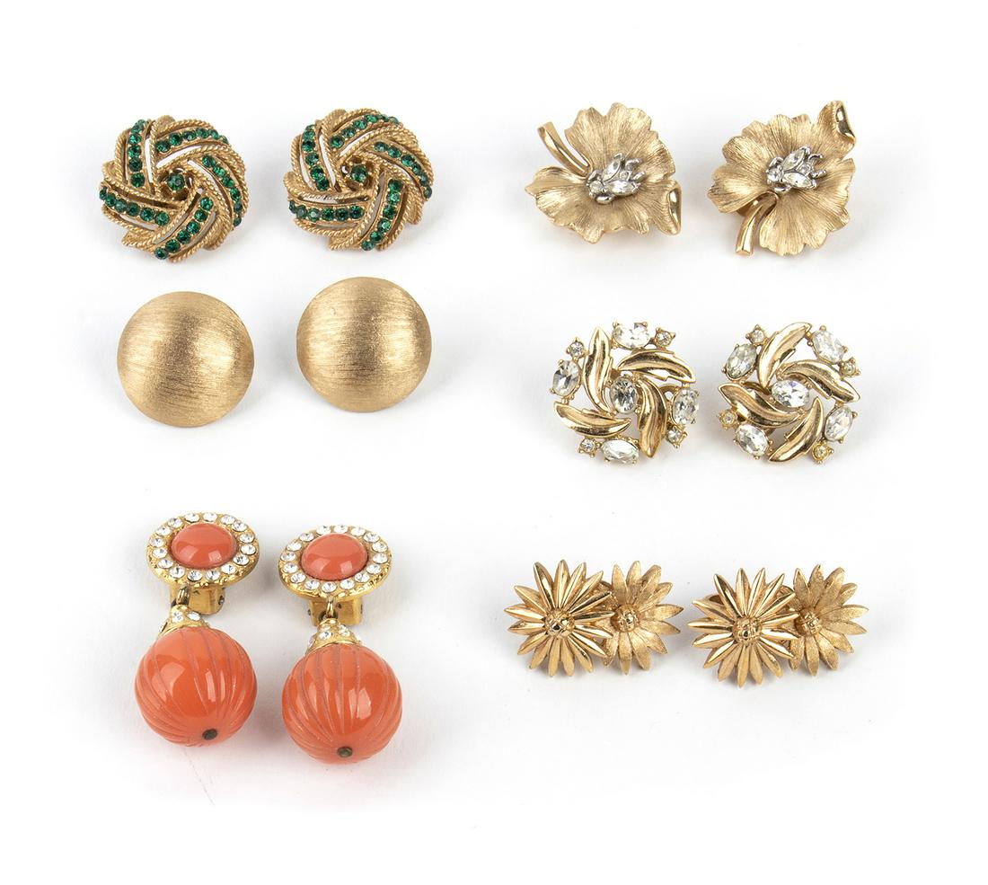 TRIFARI & ZINI LOT OF EARRINGS 50s/70s: TRIFARI & ZINI LOT OF EARRINGS 50s/70s A lot of earrings:1) 5 Trifari gilded metal rhinestones clip earrings 2) A Zini gilded metal rhinestones faux coral beads clip earrings General Conditions gradin