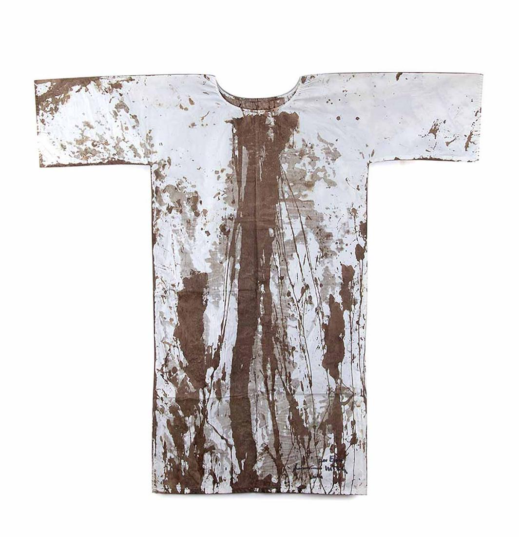 HERMANN NITSCH - Tunic: HERMANN NITSCH Wien, 1938 Tunic Blood on fabric, 170 x 150 cm Signed and dedicated lower right
