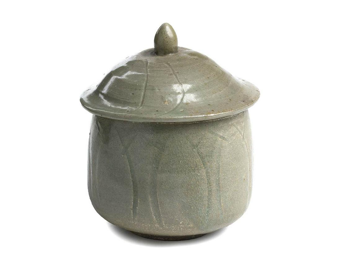 A CÃ‰LADON-GLAZED BOWL AND COVER Korea, Goryeo dynasty,: A CÃ‰LADON-GLAZED BOWL AND COVER Korea, Goryeo dynasty, XII-XIII secolo The external surface of the container with a series of incised lotus leaves, the domed cover with a small conical handle, the