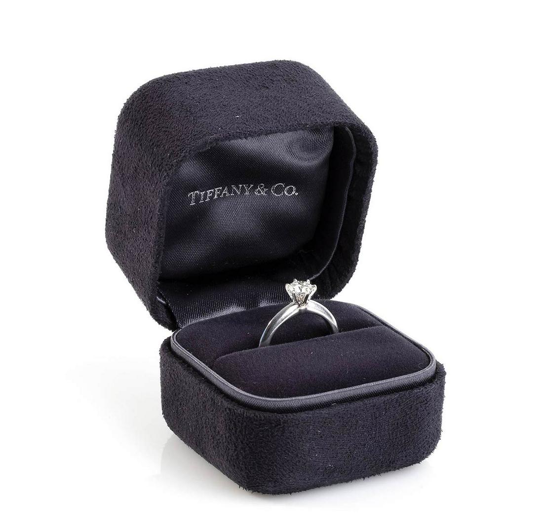 TIFFANY & Co engagement ring: in 950/1000 platinum, made by Tiffany, set with brilliant cut diamond ca. 0.53 ct, I, VVS. Certified by Tiffany. Stamped "PT950", "37800708", "D 0.53 ct" and "Tiffany & Co". Weight 4.1 gr. Size IT 13 
