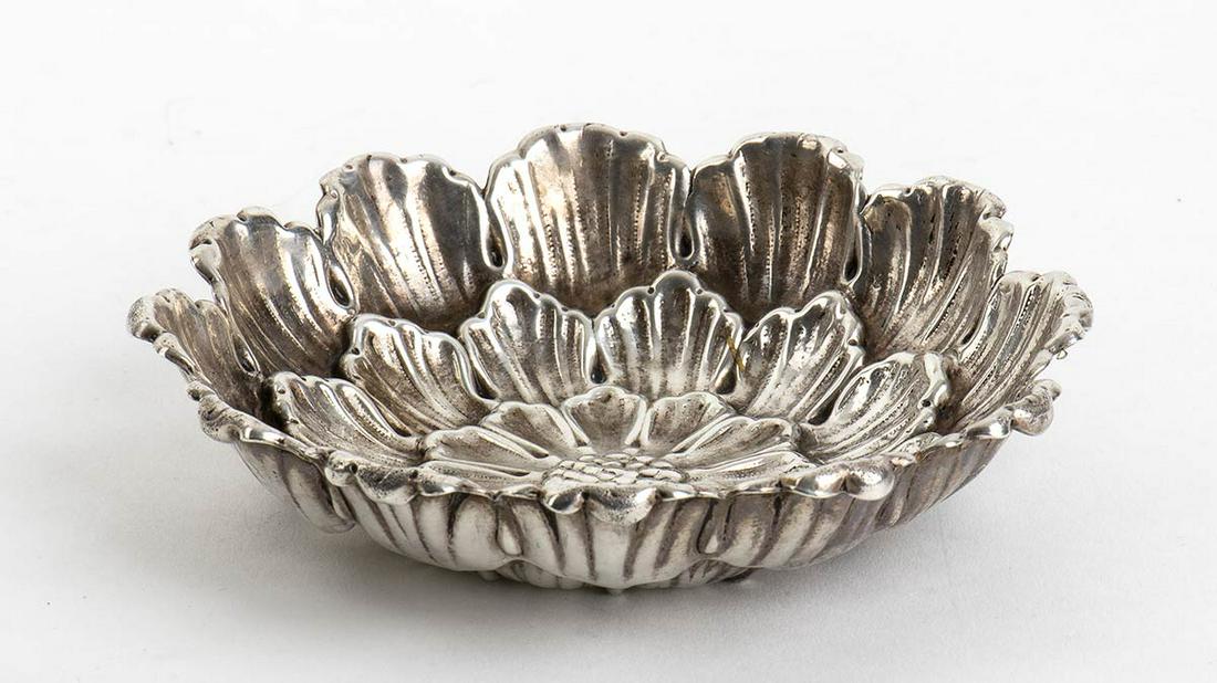 Italian sterling silver basket - Milan, mark of: Flowers collection "Dahlia". Stamped "925", Italian assay mark after 1968 "1 BO" and "Gianmaria Buccellati", silversmith Clementi for Gianmaria Buccellati. Height 2.5 cm, diameter 11.5 cm. Weight 99 g
