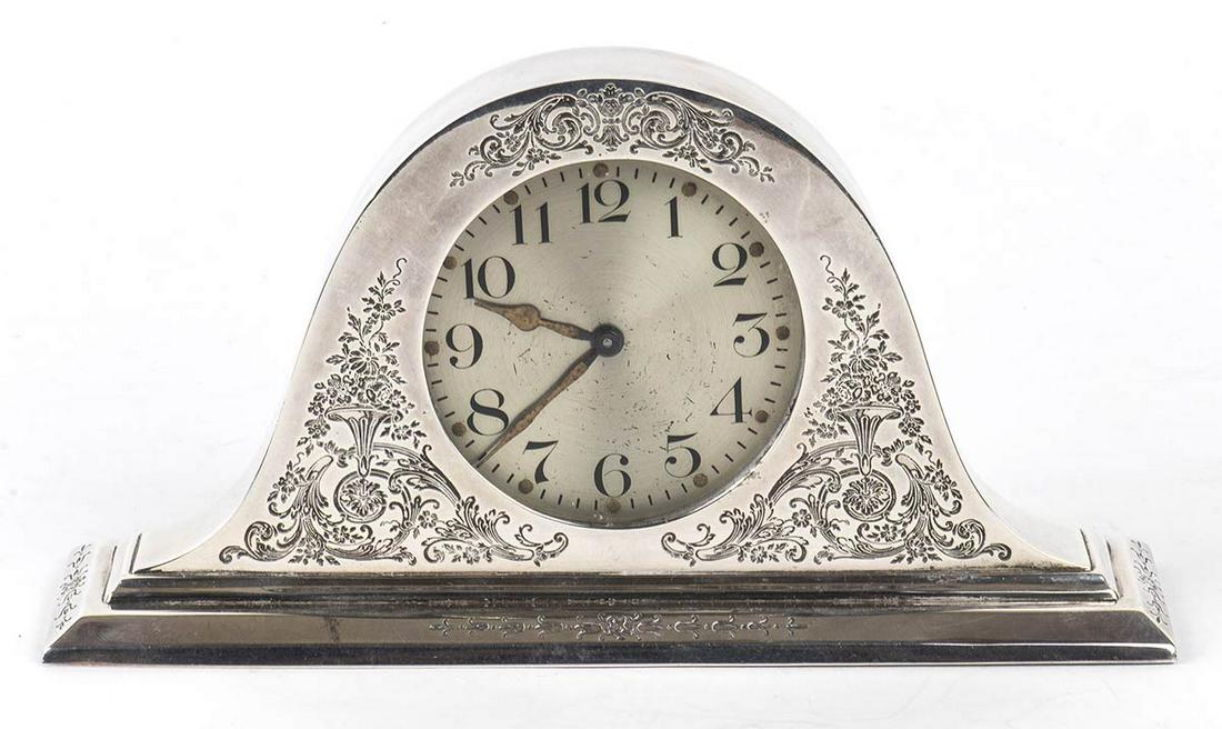 American sterling silver mantle clock - USA 1920, mark: sterling silver mantle case engraved with floral motifs, Waltham clock Size 37s 7 jewel movement. Siversmith Reed & Barton, Taunton, Mass. U.S.A. Dimensions 21.5 x 5.5 cm, height 12 cm. Total weight 5