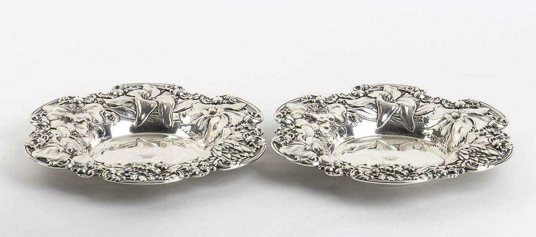 Pair of american sterling silver baskets - USA,: waved shape with floral decorations. Stamped "Sterling", "A259 M" and silversmith Gorham Manufacturing Co. Height 2.5 cm, diameter 20 cm. Total weight 360 gr. Item condition grading: **** good.