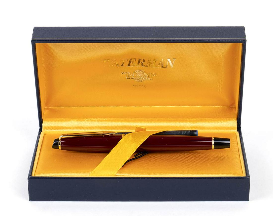 Waterman Le Man 200/P, fountain pen, Fnib: bordeaux lacquer barrel and cap with gold trims, F nib bearing the Waterman logo. Cap signed "Waterman Paris". Lenght 14.1 cm. Item condition grading: ***** excellent. Unused. Original Waterman boxes.