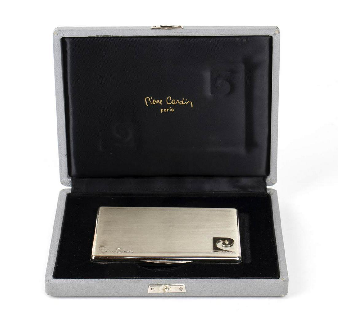 Pierre Cardin, calculator with sterling silver box -: Sharp calculator into a sterling silver box. Signed "Pierre Cardin" and logo. Dimensions 5.7 x 8.6 x 0.7 cm. Item condition grading: **** good. Battery to be replaced. Original Pierre Cardin box.