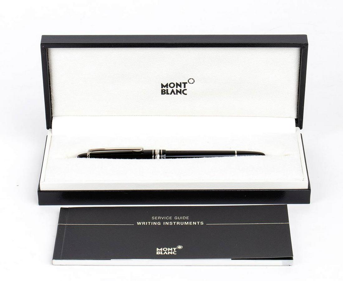 Montblanc Meisterstuck, fountain pen, 14k gold nib: blach resin barrel and cap with gold plated accents, 14k gold nib bearing the words "Au 585 MONTBLANC 585". Serial MBCC5LYKO. Lenght 14 cm. Item condition grading: **** good. All original Montblanc bo