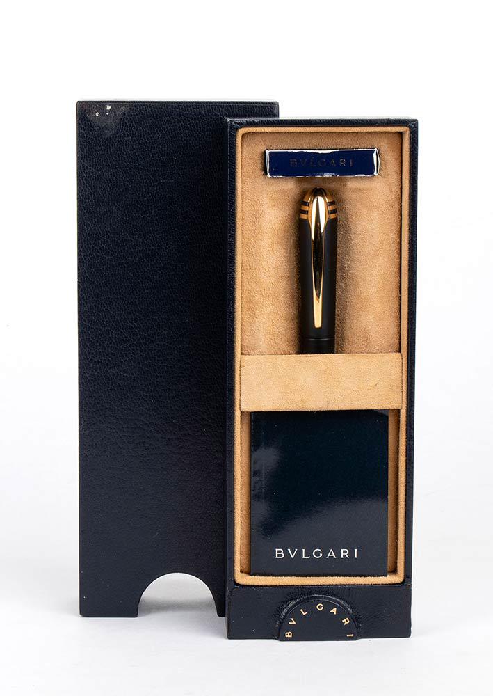 BVLGARI, fountain pen, 18k gold nib, 1991: gun metal PDV barrel and cap with gold plated finiture. The barrel is marked "BVLGARI" and the nib bears the words "18 C, 750, M". Lenght 14 cm. Item condition grading: **** good. Not tested. Although