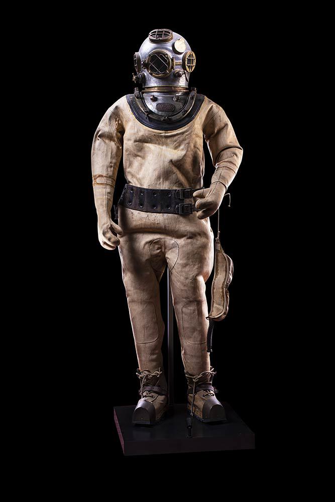 DEEP SEA DIVER' S SUIT (1 of 1)