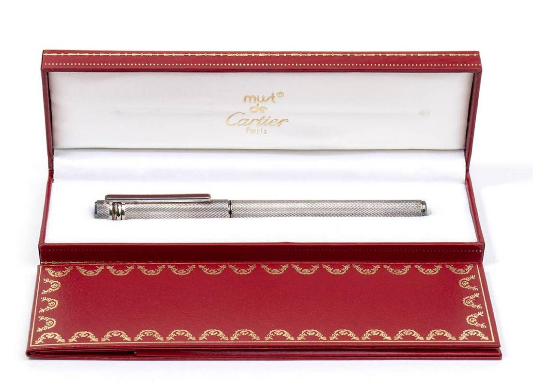 Must de CARTIER, fountain pen, 18k gold nib M: silver plated barrel with red lacquered clip, 18k gold nib bearing the words "18K 750" and Cartier logo in perfect conditions. Serial numbner 270138. The cap signed "Le Must de Cartier". Length 13.5 c