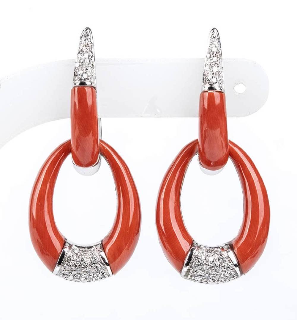 Gold, Cerasuolo coral and diamonds earrings: 18k yellow gold, each with linked rings in Cerasuolo coral (corallium elatius) and briliant cut diamonds ca. 0.62 ct total, G, VVS-VS. Stamped "750". Dimensions 45 x 20 mm. Weight 24.3 gr. Item condit