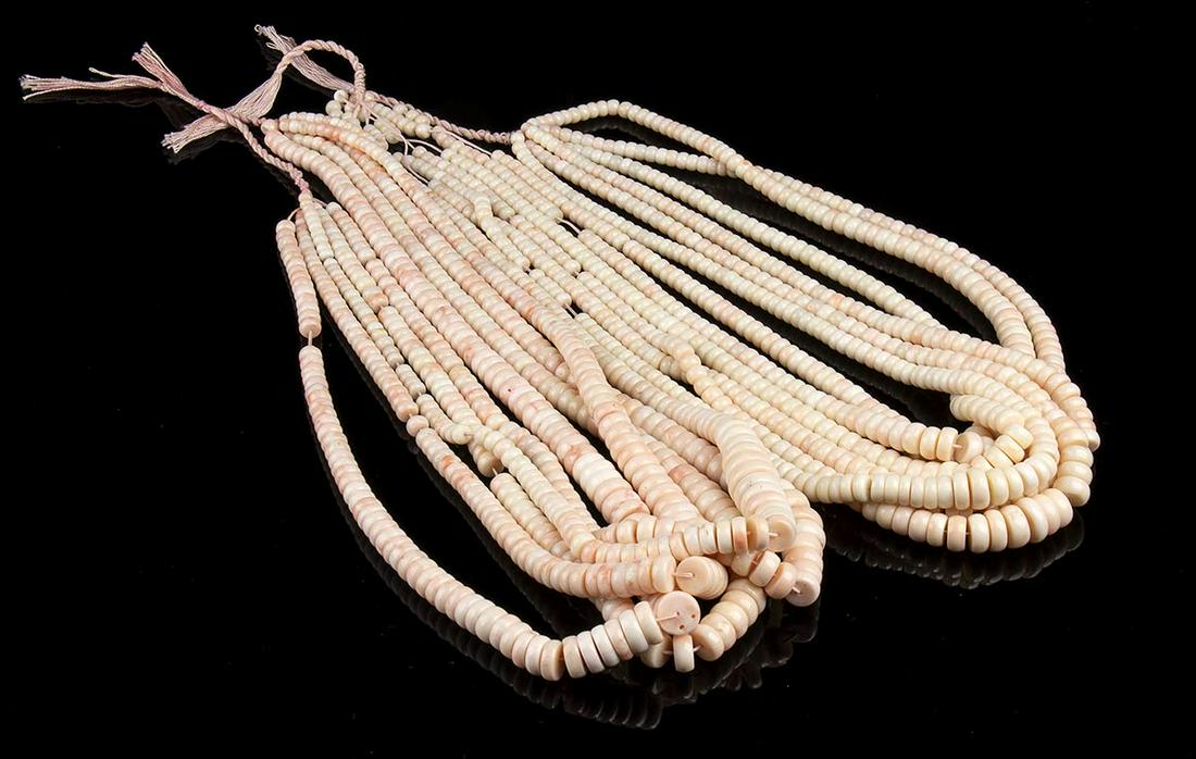 11 pink coral washer beads loose strands: 11 pink coral washer beads loose strands (corallium secundum). Diameter from 6 to 17 mm. Length 65 cm. Total weight ca. 960 g. Item condition grading: ***** excellent.